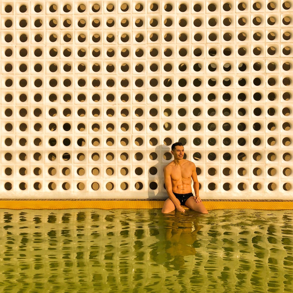 IwashitaShoichi's tweet photo. Na piscina do B Hotel — com todos os cobogós ❤️ —, projeto do Isay Weinfeld em Brasília. Mostrando a viagem nos stories.
#brasilia #df #bhotel @bhotelbrasilia @marcelochaves @jornaldebrasilia @isayweinfeld #designhotels #hoteisdesign #viagensdeluxo #isayweinfeld https://t.co/eLdp7FMy4x