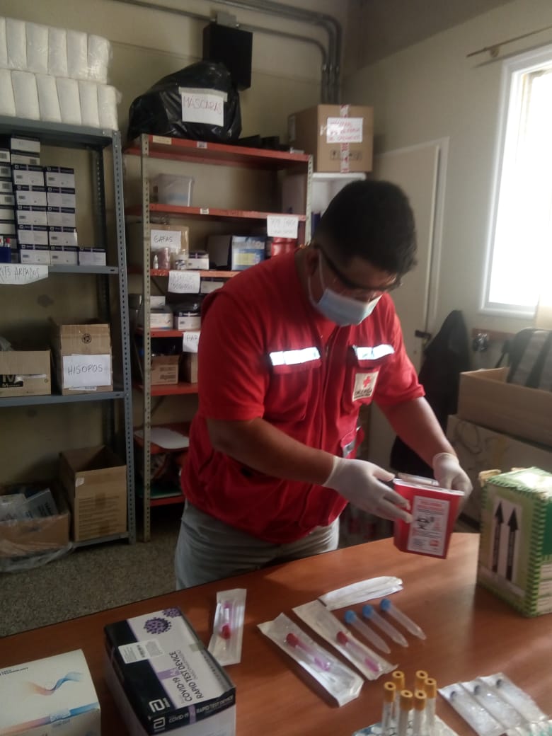 CRA_CBA's tweet photo. ⛑️Nuestros voluntarios continúan trabajando en la logística de hisopados, realizando el armado de kits en el Centro de Operaciones de Emergencia. 

#CruzRojaTeCuida ♥️
#bioseguridad #epp
#hisopado #coe # kits https://t.co/xqxg5cKFWn