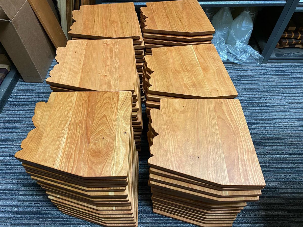 LagunaTools's tweet image. #FillintheBlank 100 cutting boards cut in the shape of _________!
📸 @uniquewoodsupplyanddesign nicely done! Cherry wood cut on the Laguna Tools Swift CNC Router.
#cuttingboards #customboards #cncmachining #cherrywood