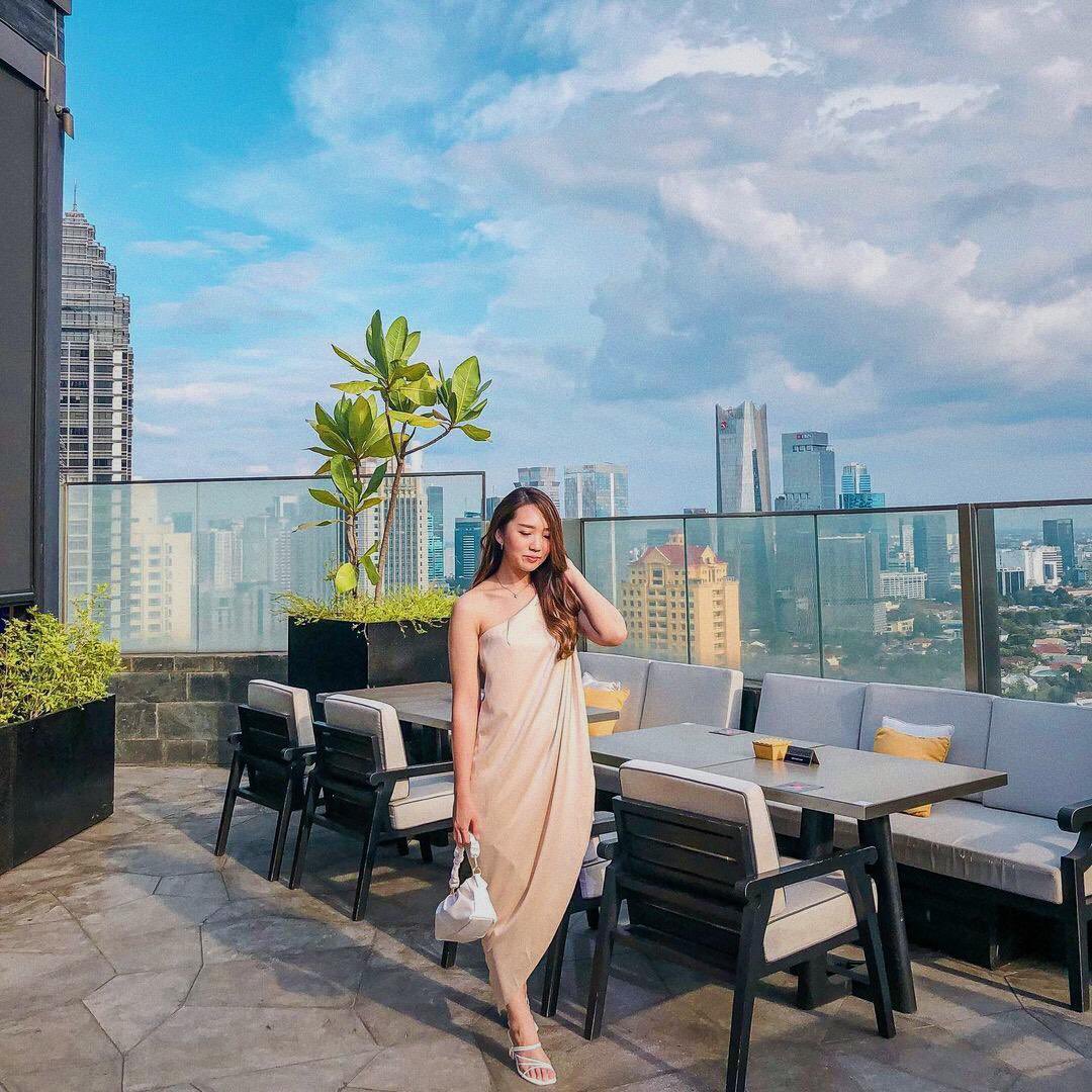 chaochaojkt's tweet photo. Another sunny day on the roof.
Head down and enjoy lunch, dinner, and drinks in the sunshine of Chāo Cháo's rooftop.

Photo by @margarethatiffany 

For reservations: 0811 9628 001

Full COVID safe protocols. 
We have limited capacity, please reserve in advance. https://t.co/7zRpW5nJwQ