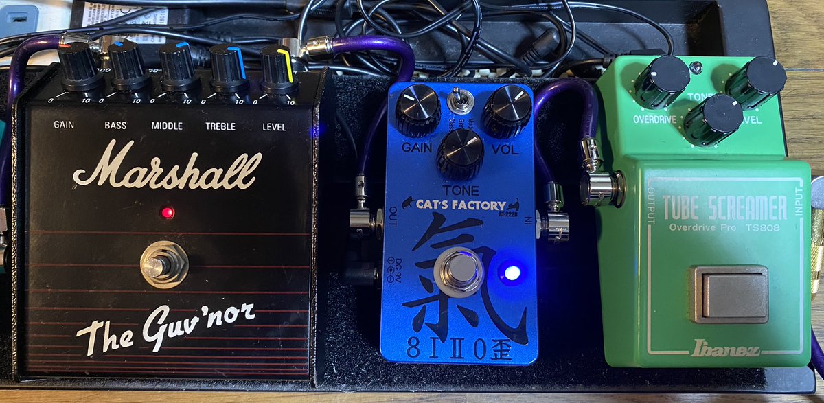 chage1484's tweet photo. 自宅でエフェクター遊び。
冗談半分でTS808+AT-222D+The Guv'norの歪み3個掛けしてみたらメチャクチャ良い!アンプの歪みと遜色無いと思えたの初めてかも・・・。
#catsfactory
#AT222D
#Ibanez
#TS808
#Marshall
#TheGuvnor https://t.co/Vbn29rr7w5