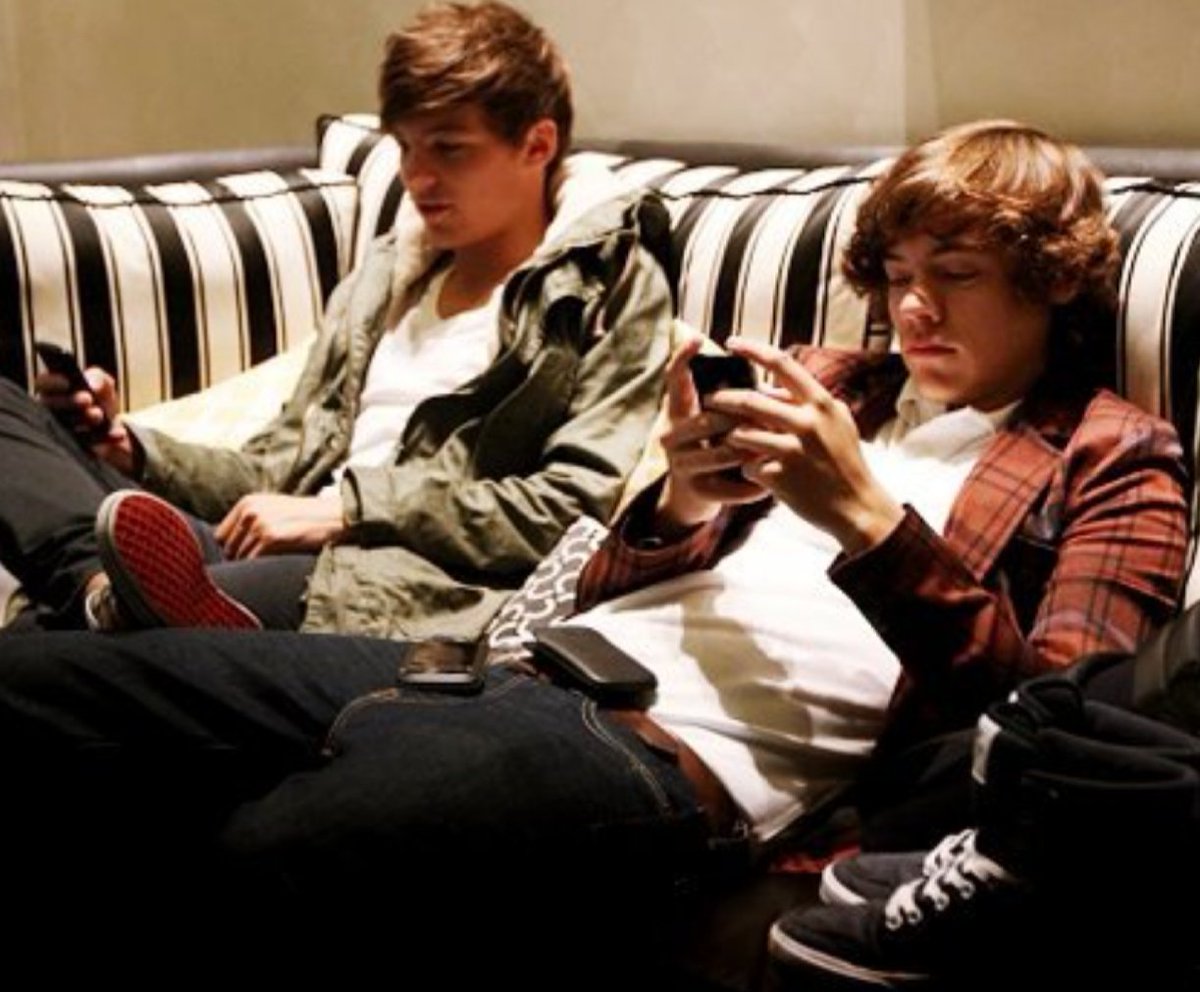 Harry was the original Larry confirmer....because he wanted everyone to know who was dating Louis!!!~ A "tweet about .... if Larry is real" thread ~