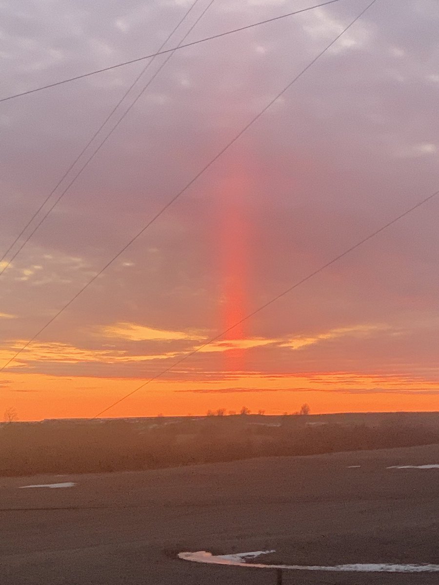 I saw this just south of Tarkio, MO on Hwy 136. <a href="/BryanBusbyKMBC/">Bryan Busby</a> <a href="/NickBenderKMBC/">Nick Bender</a> what does this mean? <a href="/NWSKansasCity/">NWS Kansas City</a> does this mean rain or snow?