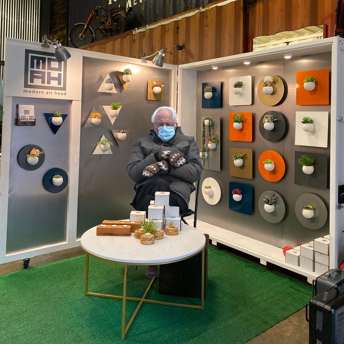 SnapShopComShop's tweet image. So kind of Bernie to visit #modernAirhead &amp;amp; help out at our art festival on Bainbridge Island! #BernieSanders #BernieSandersMittens #BernieMeme #berniemittens