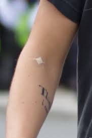 and if it was a routine medical blood draw, he wouldn’t wear a bandage out at a show because he wouldn’t want speculation about his health. as you can see in these pictures, when he’s has blood drawn before he kept it very inconspicuous