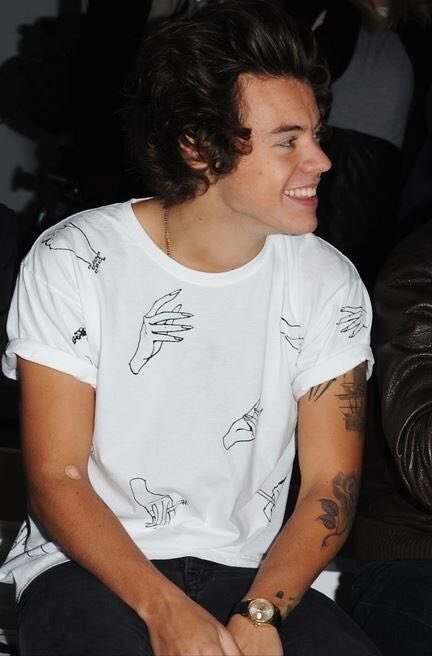 and if it was a routine medical blood draw, he wouldn’t wear a bandage out at a show because he wouldn’t want speculation about his health. as you can see in these pictures, when he’s has blood drawn before he kept it very inconspicuous