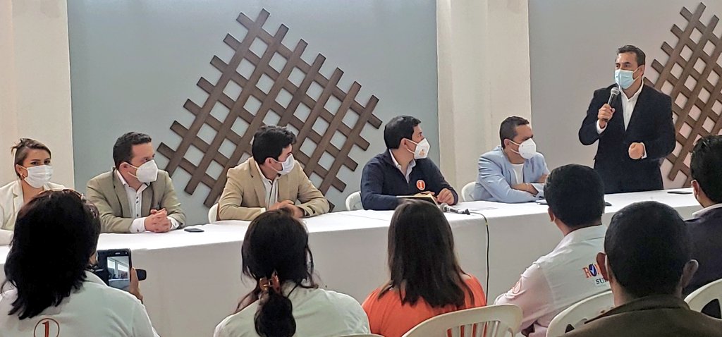 johaortizv's tweet photo. Junto a autoridades y colaboradores del proyecto de la esperanza, recuperaremos los derechos y la voz de #Loja. ¡No hay tiempo que perder!

#AndresCapacidadYFuturo
#SeTrataDeLoja
#TodosSomos1 https://t.co/nzHF71LmhE
