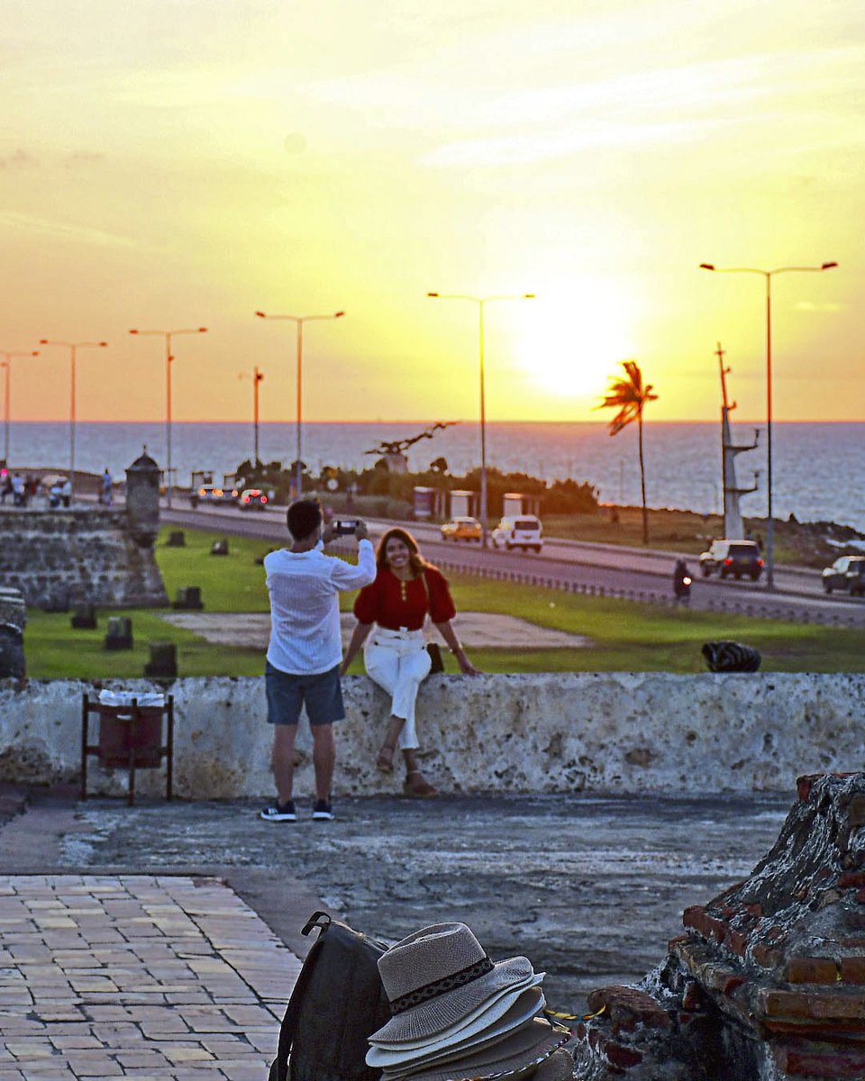 El plan más divertido, romántico 💛 y mágico ✨ de Cartagena, es ver un  atardecer en sus murallas. 😍 #ViveTuPatrimonio