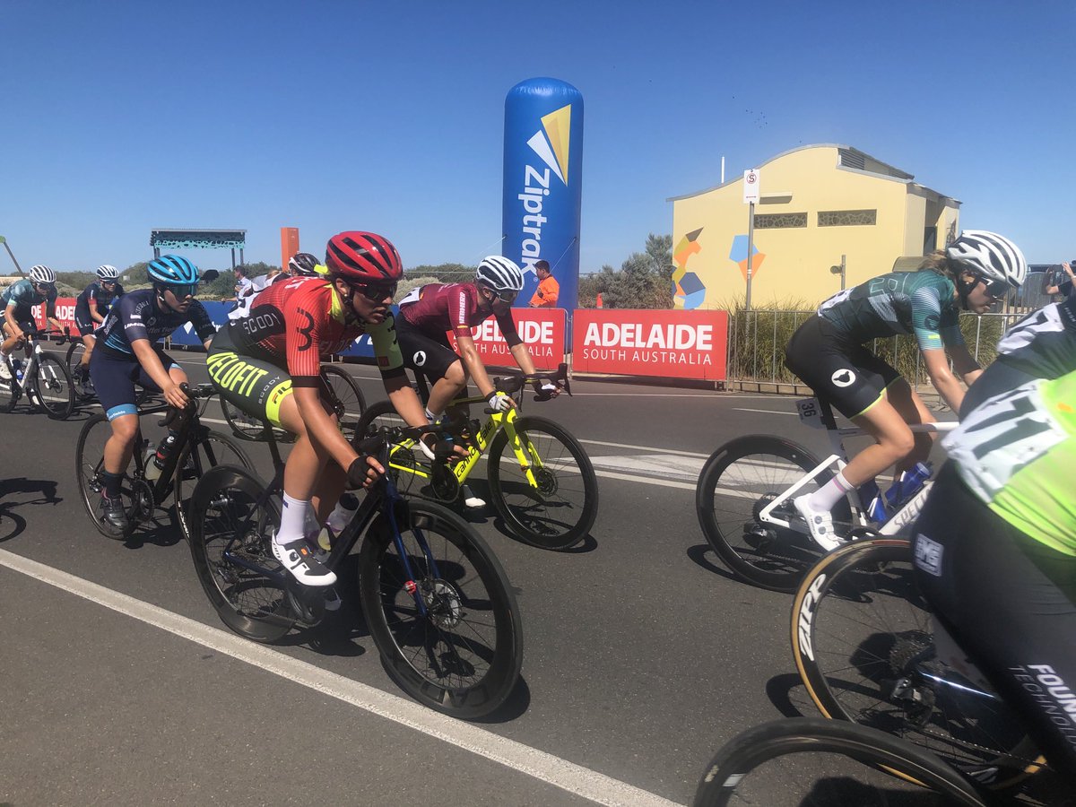 ⁦<a href="/tourdownunder/">Santos Tour Down Under 🚴🚴‍♀️</a>⁩ women’s sprint at snapper point. Stunning day at the beach ⁦<a href="/SATourismCo/">SATC</a>⁩
