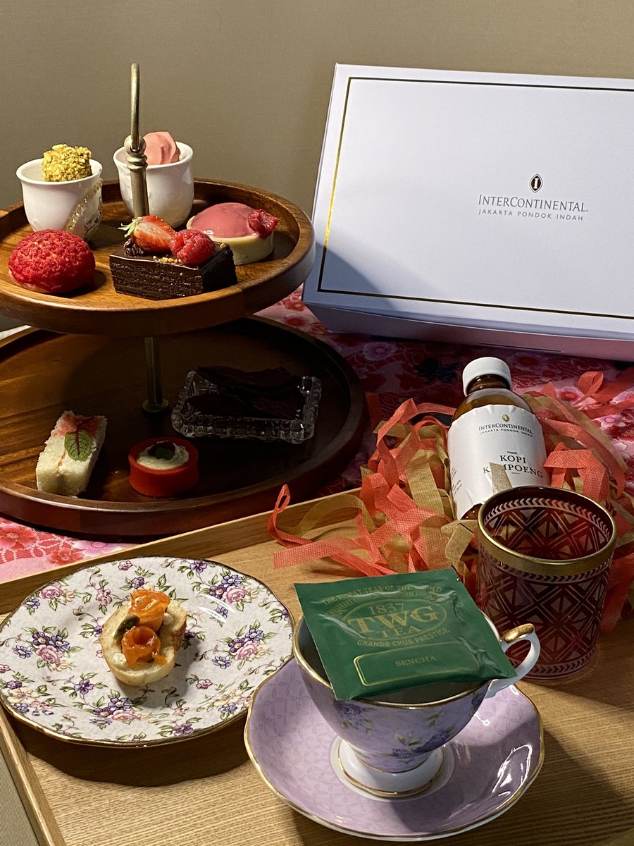 Online media gathering saat #pandemi Kue dan kopi diantar ke rumah. Link dikirim. Dresscode tetap ada. Get together on time.