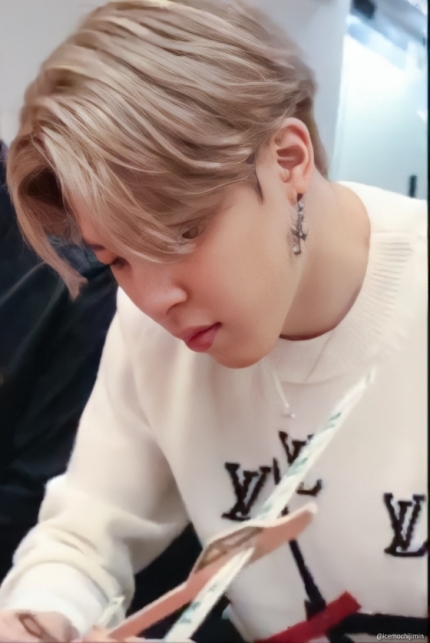 Park Jimin USA 🇺🇸 on X: BTS Jimin is receiving foreign media attention  as show opener of #LVMenFW21; he is named most fashionable BTS member. Jimin  further highlights his LV FRONTMAN brand's