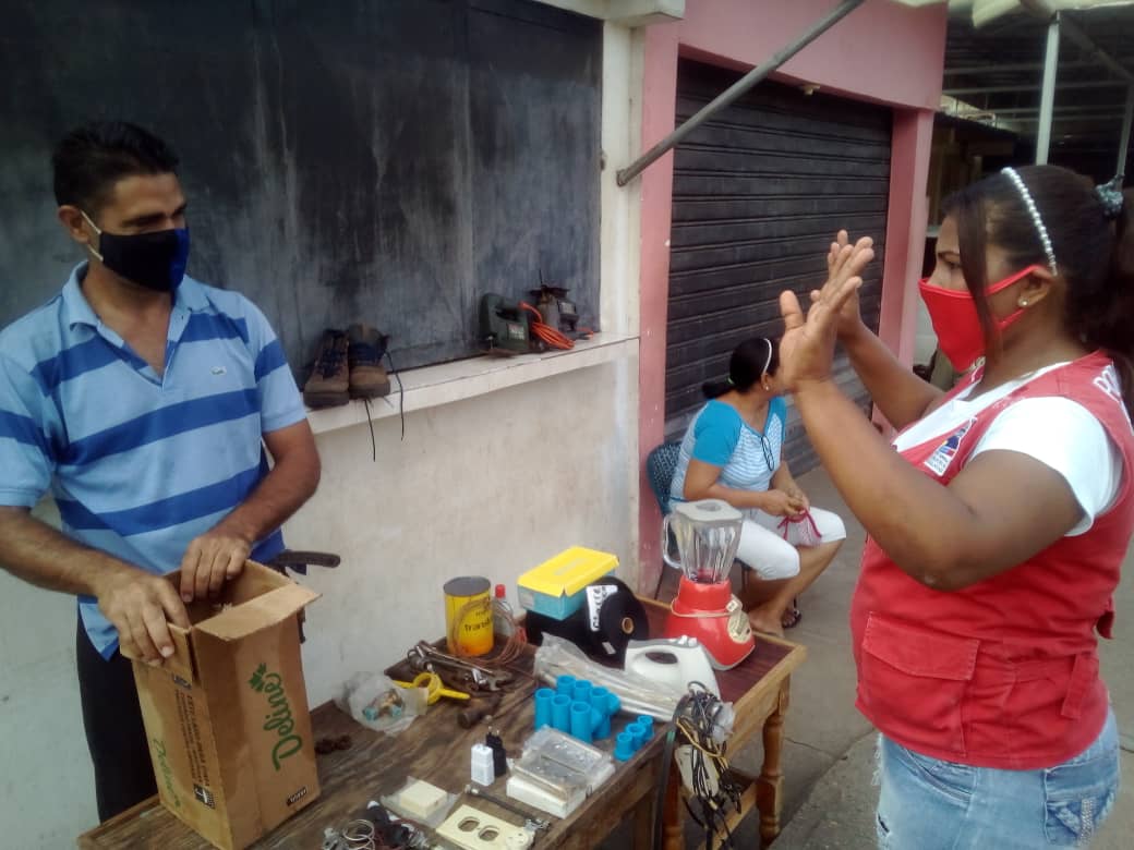 DDGDDHH's tweet photo. @DGDDHH-MONAGAS en supervisión, control y seguimientos en locales comerciales desde la comunidad de las Cocuizas #Maturin sensibilizando en el cumplimento del uso correcto del tapabocas y el distanciamiento físico y demás medidas de bioseguridad para la contención del COVID-19. https://t.co/wRxjDx5k8u