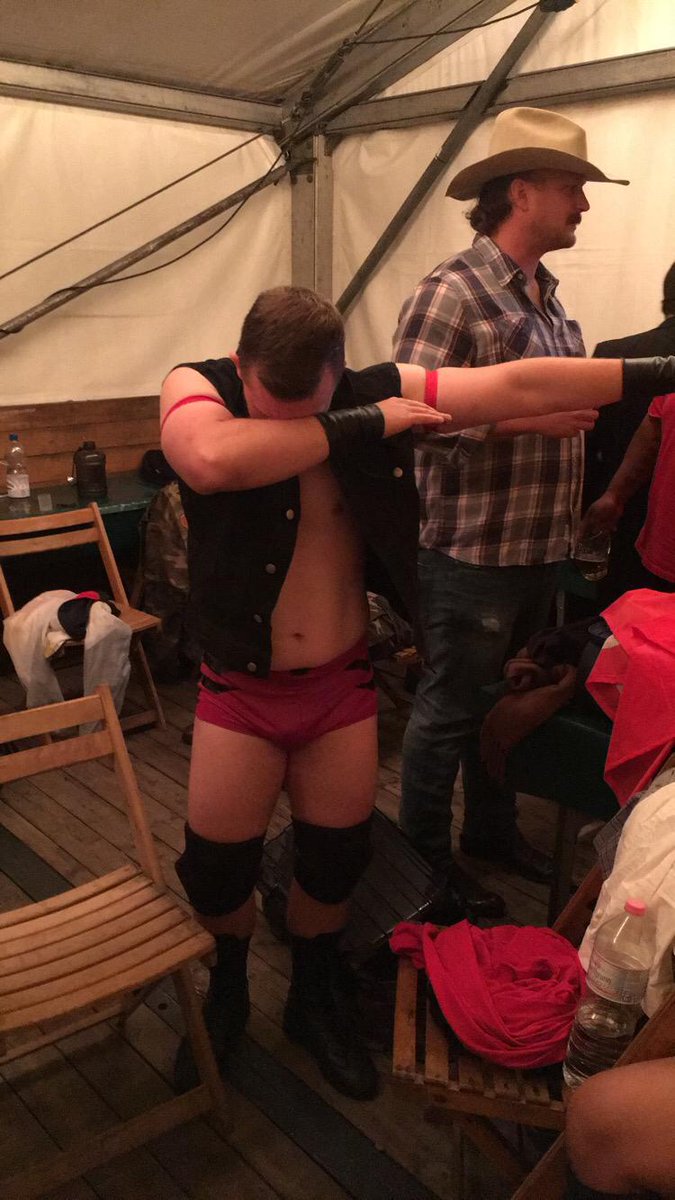 ❗️KEVIN LAZAR BEIM A BITE OF BAKLAVA PODCAST❗️
Mit unseren guten Freund @lazar_gwf packen wir ein paar gottesfürchtige road stories aus🤼‍♂️🚗Wenn ihr auch noch wissen möchtet was es mit dem Dab von Kevin auf sich hat, dann streamt unsere neue Folge ab morgen überall📻