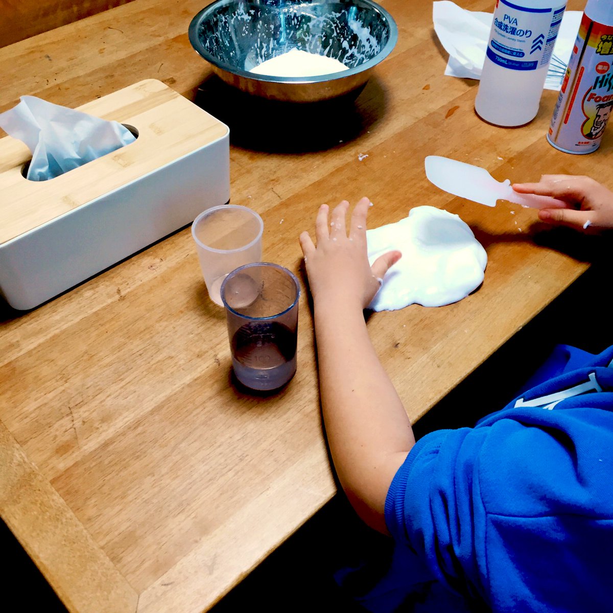 Twins K Mom 最近娘っちがハマってるスライム作り ʖ ホウ砂と洗濯のりとお水 シェービングフォームをまぜまぜ 絵の具やビーズ入れてまぜまぜ 実験感覚で楽しいのかな そして作ったものがたまってゆきます 家がスライムだらけです