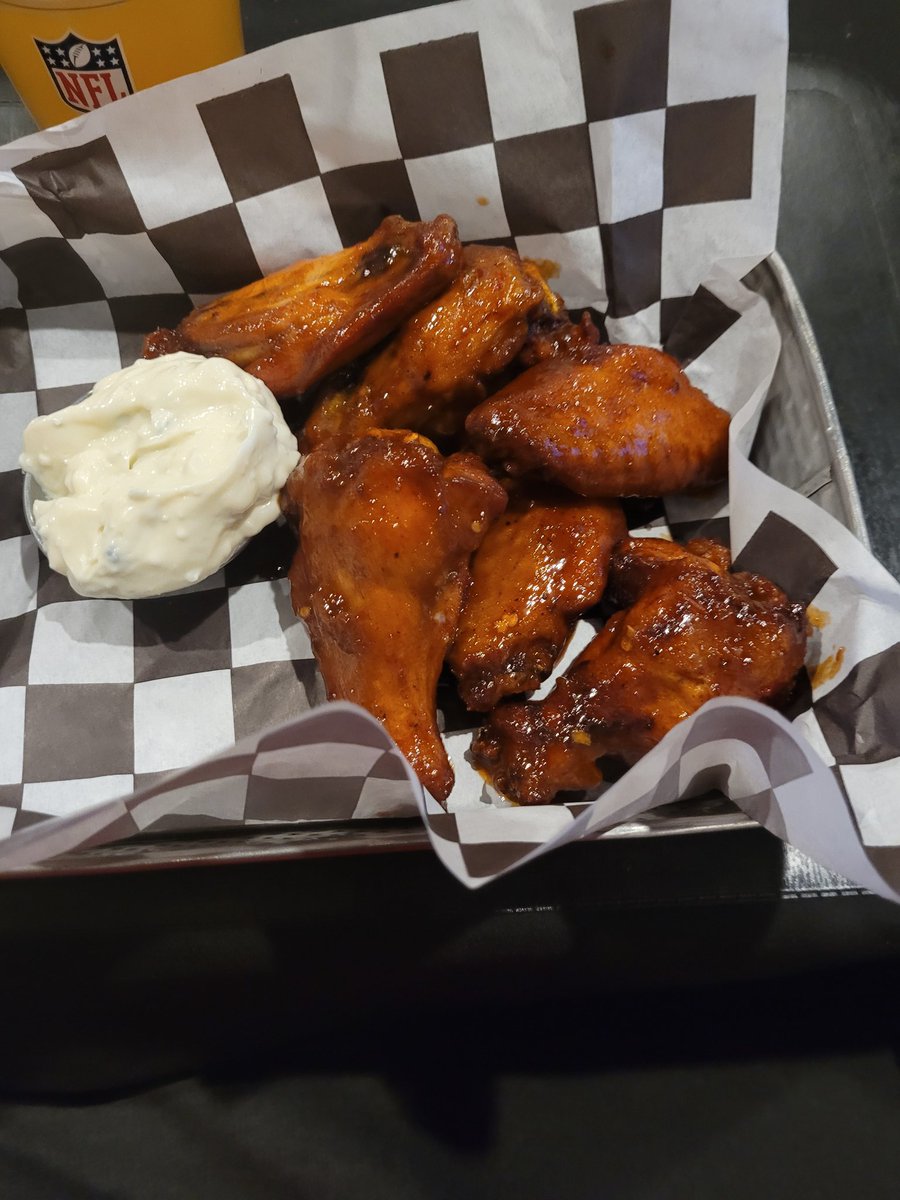 TheBADCreative's tweet photo. #Hot #PBNJ #wings from @tuckdaway is absolutely #amazing get them every #wednesday and #friday from 7pm to 930pm with unlimited Wings Beer And mix drinks for $40 in @tuckahoe https://t.co/5C43RkUaYL