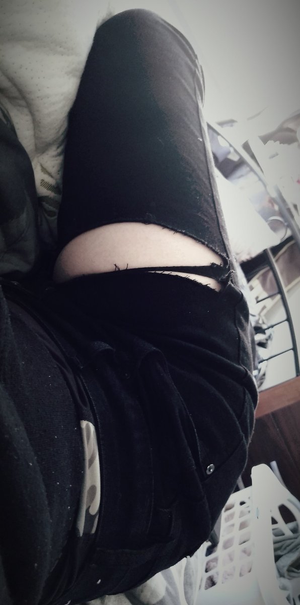 EAylith's tweet photo. Leg pics 🖤 + me being a goblin that hates waking up early.
[Yes I wear beanies to bed, burn me at the stake if you will.]
#eboy #alt #femboy #cuteboy #softboy #legs https://t.co/spRVldzDet