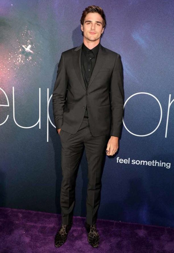 ElliotJrDC's tweet image. 18/01/21
WinterBallRBXX

—Elliot asiste al baile de invierno con su novia 
@DelilahKRu
 como su cita. Ambos disfrutaron de una bonita velada rodeados de aquel ambiente invernal que pronto abandonaría la villa.—