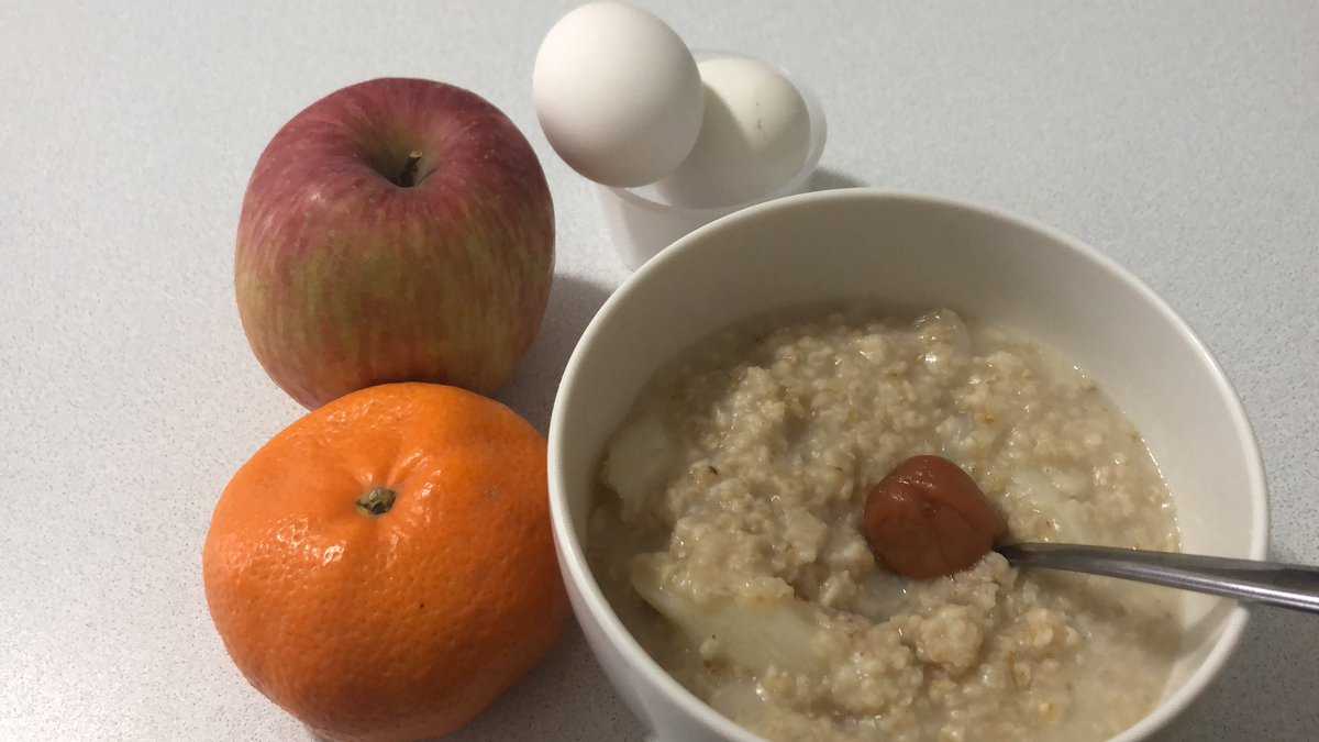 tobemuscle's tweet photo. 10時の朝昼ごはん
ねぎオートミール、ゆで卵2個、りんご、みかん https://t.co/FlyfzKUn9S