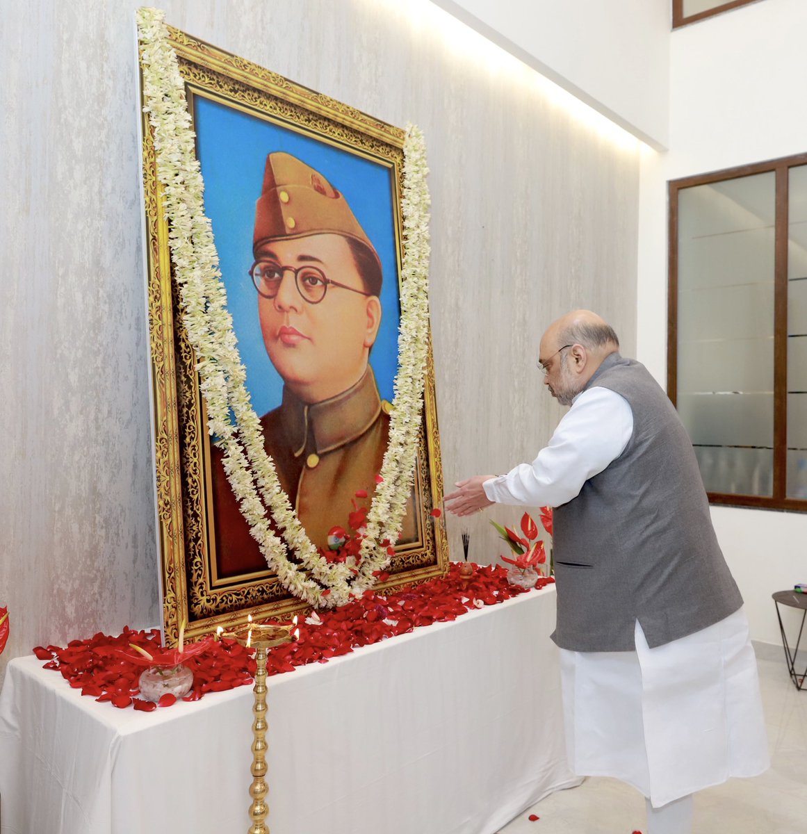 Union Home Minister Shri <a href="/AmitShah/">Amit Shah</a> paid floral tributes to Netaji Subhash Chandra Bose in Guwahati, Assam. #ParakramDivas