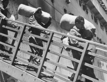  #OTD 75 years ago 28 Maori Battalion arrived home. Acting PM Walter Nash came aboard Dominion Monarch in Wellington harbour and the welcome speeches could be heard as the ship berthed at Pipitea Wharf, near to where the Battalion had departed almost 6 years earlier.  #HokingaMai75