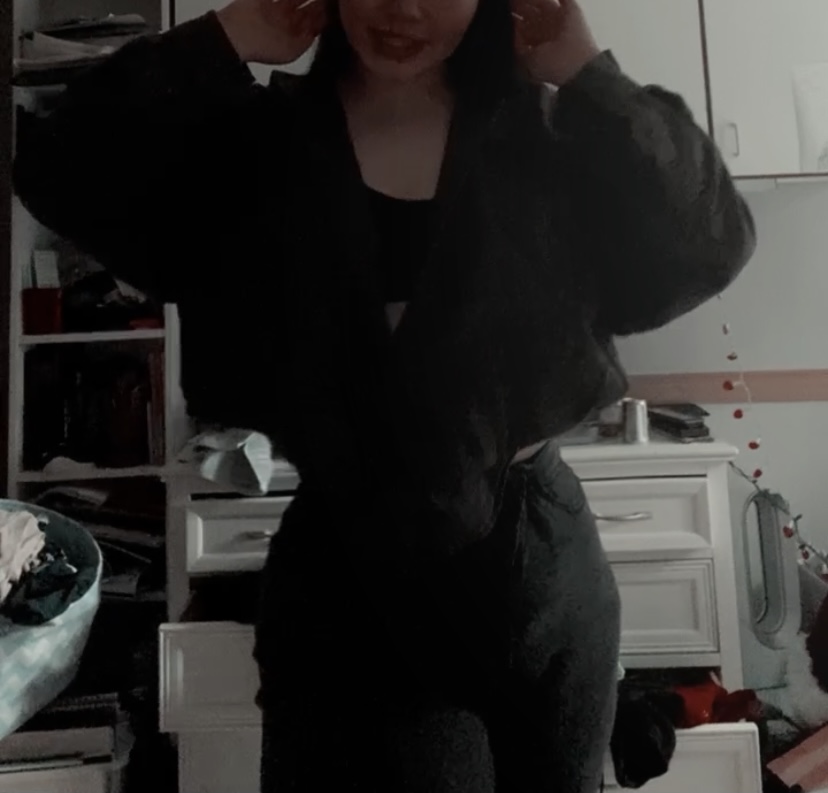 kouqon's tweet photo. people on #corpsetwt are so hot and i’m just here exposing how unorganized my room is🤭
#corpse #corpseforpresident #onlysneeze #onlybreath https://t.co/BDcMOiDBWm