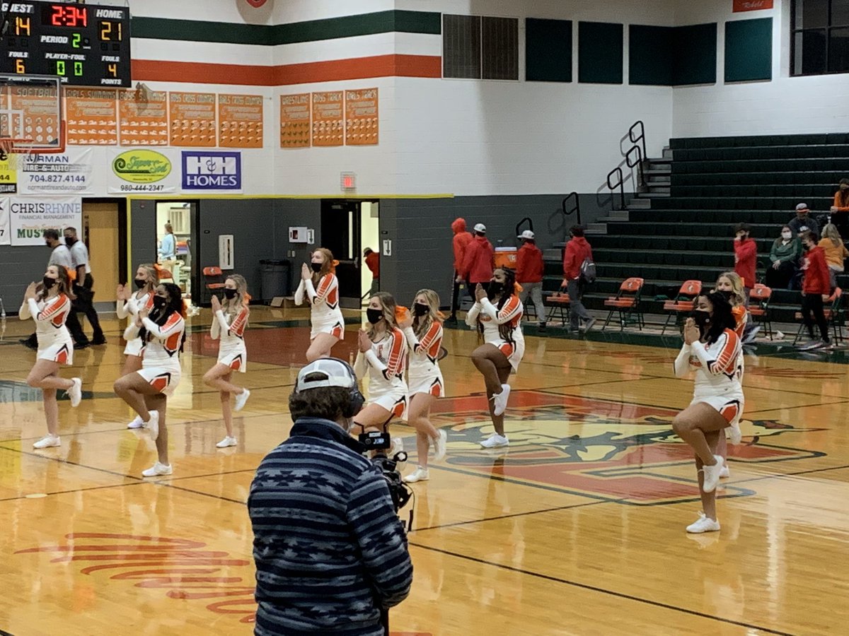 EHmustangs's tweet photo. Orange and green heroes! JV Cheer rocking it at 4 games this evening! #Eluknow https://t.co/xG7xjlon1Z