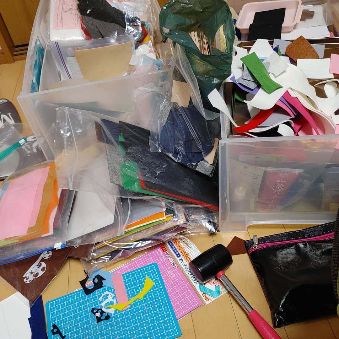 mackeymouse5015's tweet photo. 朝活中
パーツできたから
1度片付ける
みんな制作中部屋ひどいっていうけど！
こんなに酷くないでしょ(꒪д꒪II
片付ける！片付けるよー
#保育園 #こども園 #幼稚園 #保育士 #保育教諭諭 #保育学生 #あそび  #手袋シアター #制作  #遊びの引き出し #豆まき #節分 #由来 #汚部屋  #物が散乱  #フェルト https://t.co/KBiUtLX2Mo