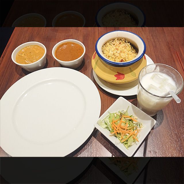 望月美宏 ビリヤニ 色々なスパイスと肉の炊き込みご飯です ご飯の壺の中に大きな鶏肉が入っていました かなりの量です ビリヤニ 男の手 手タレ ハンドモデル パーツモデル