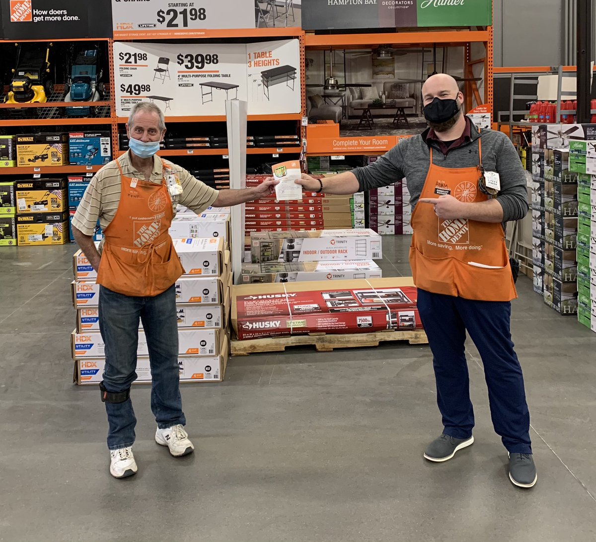 AFilantres's tweet image. Another great #CaughtInTheAct moment.
Recognizing Kent In D21 for all he does for our customers everyday. Not only is he a flat stacking machine, he is also a cart run monster! Thank you for all you do Kent!

#D66Proud
 #Team473 

@GPsharkz @D66Celest @Phil_Goosic @FSaldana13