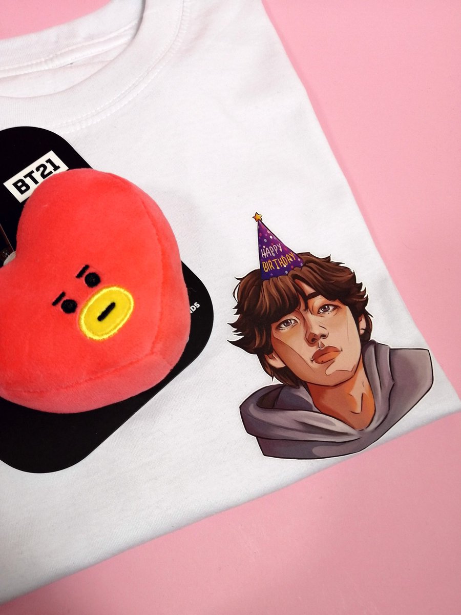kkingdom_shop's tweet photo. 💜 Jak co miesiąc chcemy Was obdarować pudełkiem niespodzianką naszego autorstwa. Tym razem do zdobycia jest Tahyung B-Day Box oraz maskotka i brelok TATA BT21!

Aby wziąć udział w rozdaniu:
- polub oraz RT ten tweet
- zaobserwuj nas

 Losowanie wygranej osoby nastąpi:
1 lutego https://t.co/K98r58MeJY