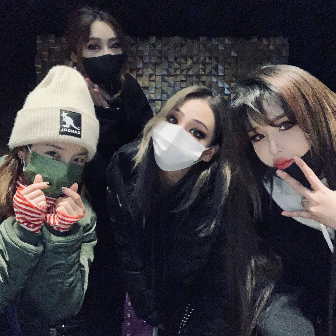 newswatchplusph's tweet photo. It's been a long time coming but they're here now. 

All members of the Kpop girl group 2NE1 got together to celebrate the birthday of its youngest member, Minzy | @syrahinocencio

📸 chaelincl/Instagram https://t.co/dOg2Vkd8S3