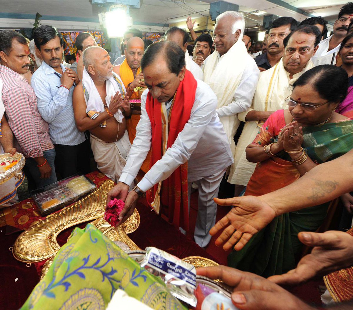 In 2016,  #KCR garu presented a 11.7 kg gold crown to Goddess Bhadrakali at  #Warangal during the 9-day Dasara festival (2/6) @KTRTRS