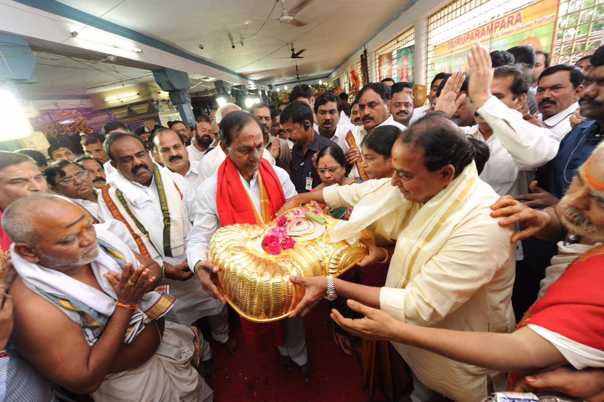 In 2016,  #KCR garu presented a 11.7 kg gold crown to Goddess Bhadrakali at  #Warangal during the 9-day Dasara festival (2/6) @KTRTRS