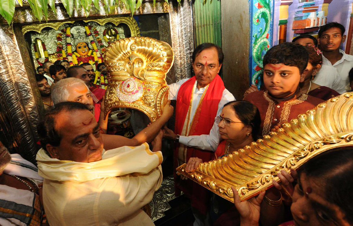 In 2016,  #KCR garu presented a 11.7 kg gold crown to Goddess Bhadrakali at  #Warangal during the 9-day Dasara festival (2/6) @KTRTRS