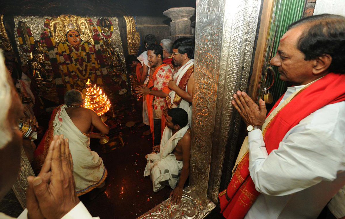 In 2016,  #KCR garu presented a 11.7 kg gold crown to Goddess Bhadrakali at  #Warangal during the 9-day Dasara festival (2/6) @KTRTRS