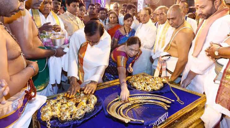In 2017,  #KCR Garu donated jewellery worth Rs 5 crore to Lord Balaji at  #Tirumala and fulfilled the vow he had taken at the time of separate  #TelanganaMovement (3/6) @KTRTRS