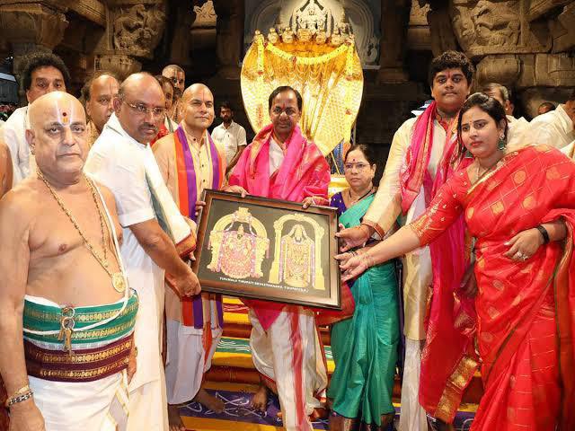 In 2017,  #KCR Garu donated jewellery worth Rs 5 crore to Lord Balaji at  #Tirumala and fulfilled the vow he had taken at the time of separate  #TelanganaMovement (3/6) @KTRTRS