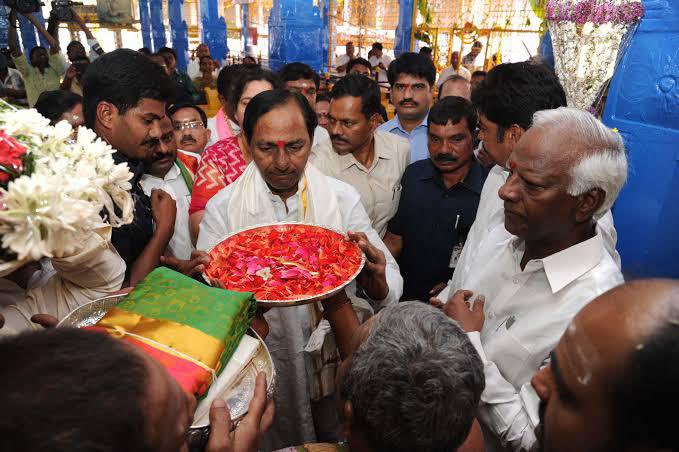 In 2017,  #KCR Garu offered 'bangaru meesalu' to Kuravi Veerabhadra Swamy temple in Mahabubabad district. (4/6) @KTRTRS
