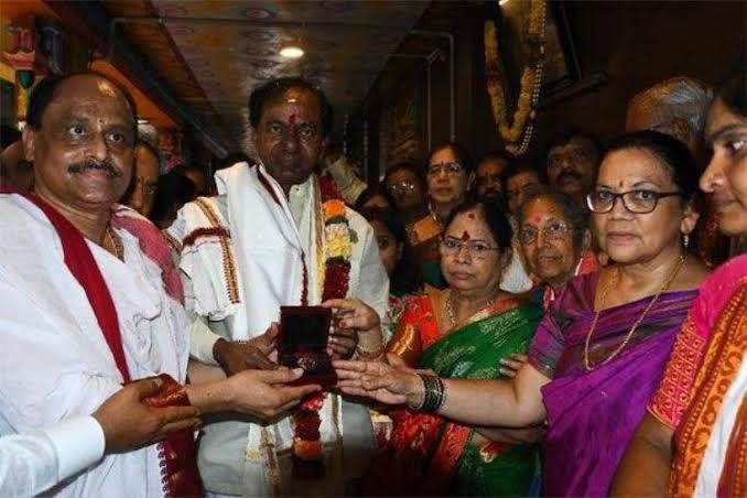 In 2018,  #KCR Garu offered prayers and donates ‘mukku pudaka’ to goddess Kanakadurga ammavaru at Vijayawada (5/6) @KTRTRS