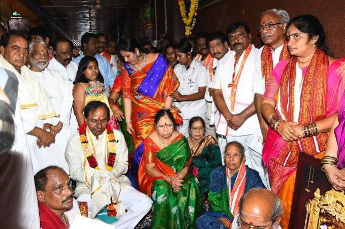 In 2018,  #KCR Garu offered prayers and donates ‘mukku pudaka’ to goddess Kanakadurga ammavaru at Vijayawada (5/6) @KTRTRS