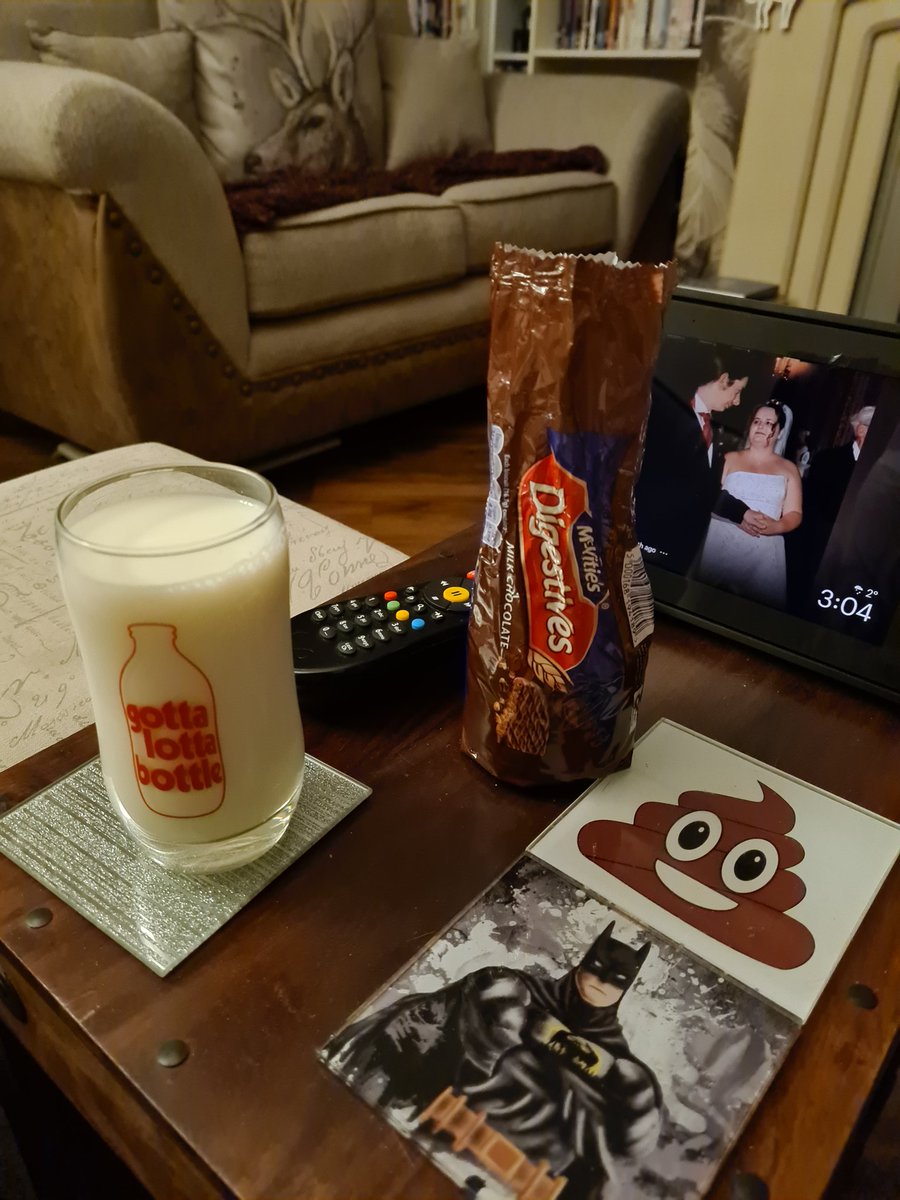 IBDBatman's tweet photo. #PartyOnAFriday
#mymassiveweek 
Happening Now  .......
It's a milk and chocolate biscuits kind of night because I can't sleep 💤🥛
😘💋 #IBDBatman #IBDLife #IBDSuperHeroes https://t.co/hQ1E0uCmQu