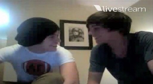 IwtfearIess's tweet photo. "mi hija está bien"
MAMÁ LE ESTOY LLORANDO A UN LIVESTREAM DE HACE 10 AÑOS DONDE LOUIS Y HARRY SE VEÍAN COMPLETAMENTE ENAMORADOS. NO, NO ESTOY BIEN https://t.co/4SG9qGPzti