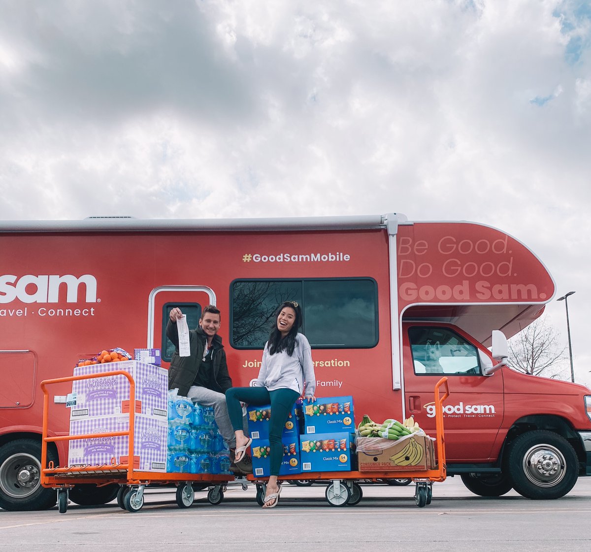 ustheremingtons's tweet photo. Doing big things in the #GoodSamMobile on the #UltimateRVShow tour! 400 lunch sacks for those touched by homelessness! https://t.co/y5j0UuoXUk
