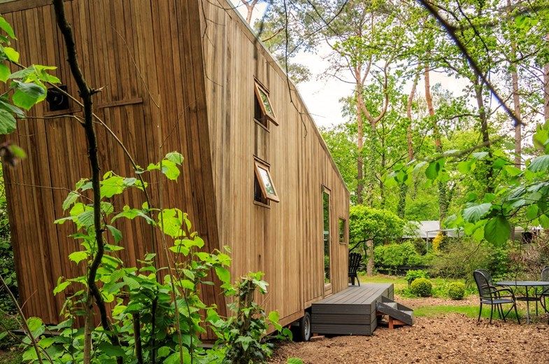 Origineel overnachten in een Tiny Eco House. Unieke Tiny House op een prachtige plek! Gebouwd van natuurlijke materialen en omgeven door weelderig groen. Hier is het heerlijk tot rust komen terwijl je op toch maar 15 min. fietsen van Utrecht centrum zit. buff.ly/3o6zMLh
