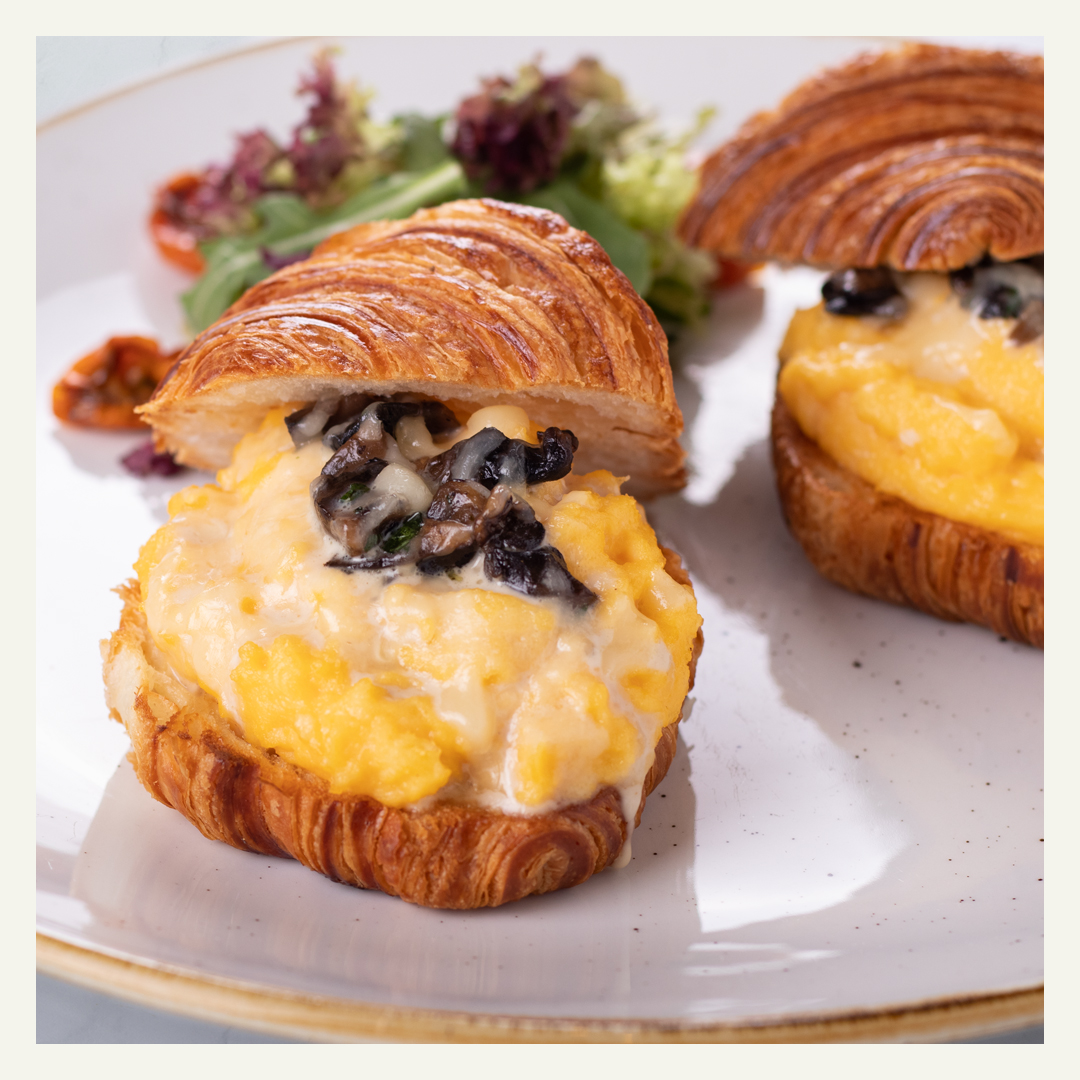 Oplaisir_Ksa's tweet photo. أوف بروييه، أفضل خيار للفطور 😋❤️.
بيض مخفوق مع فطر بالكريمة وجبن الأمينتال يقدم في الكرواسان الطازج.
متوفر بمنيو الفطور يومياً من الساعة ٦:٣٠ ص حتى الساعة ١ ظهراً.
وأيضاً بمنيو البرنش يومياً من الساعة ١ ظهراً حتى الساعة ٤ عصراً ☺️.
#oplaisir_ksa #riyadhbreakfast https://t.co/pEqNSHDYiW