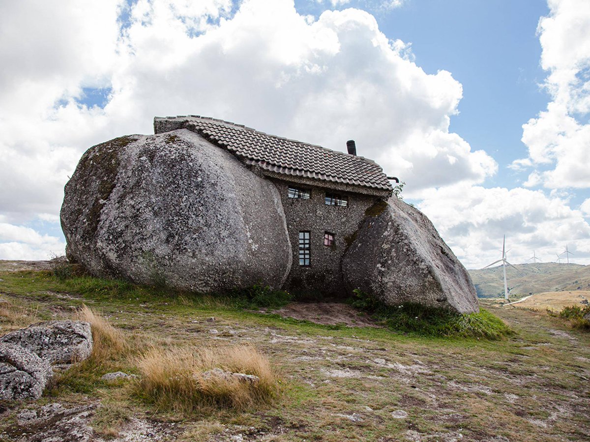 IGME1849's tweet photo. Adaptación al medio geológico. Casa do Penedo (Casa de Piedra), en Fafe #Portugal. Foto: Daria Chuvaeva. #Unidadculturacientífica_IGME https://t.co/QIzEuhhKlw