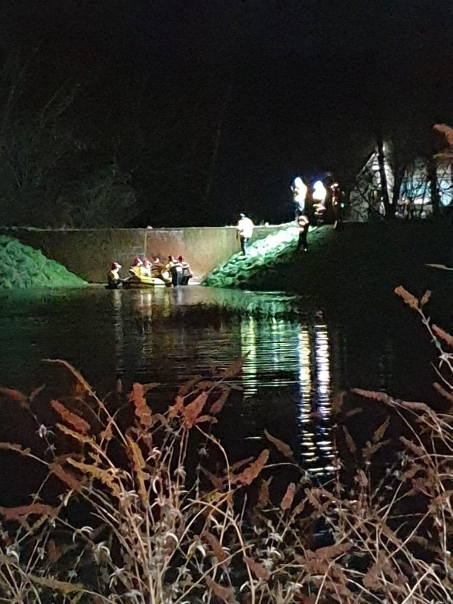 yorkslincshmcg's tweet photo. @HMCoastguard flood teams operating in #Norton North Yorkshire last night. Assisting @EnvAgencyYNE  working alongside @scarrescue &amp; North Yorkshire FRS to ensure the safety of residents and reduce the flood risk by moving equipment. https://t.co/vg3ZXyAsv9