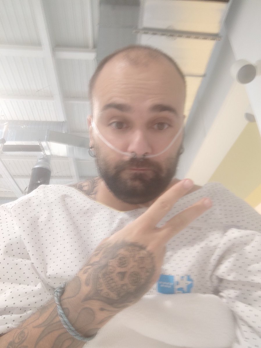 Desde el día 8 con síntomas. Positivo el 11. 3 veces a urgencias tras pasarlo muy mal con la fiebre y falta de aire. 5 días ingresado con neumonia bilateral. Recuperando, pero 0 tonterías con ésta mierda! Vamos coño!