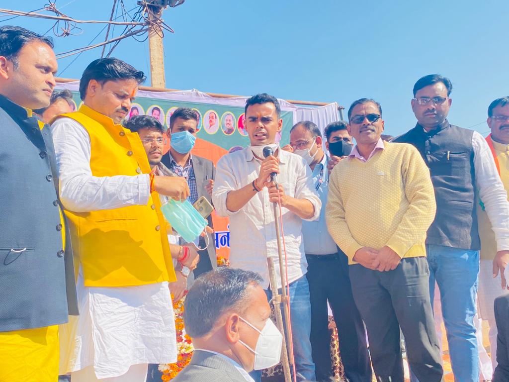 ks_chauhan23's tweet photo. कोलारस शिवपुरी में मंडल अध्यक्ष श्री शेखर धाकड़ जी, युवा मोर्चा जिला अध्यक्ष श्री मुकेश चौहान जी व श्री प्रदीप धाकड़ जी
के नेतृत्व में दिये गए सम्मान और स्नेह के लिये आभार।
 इस अवसर पर कार्यकर्ता बंधुओं को सम्बोधित किया। https://t.co/XC4DFJ8ojA
