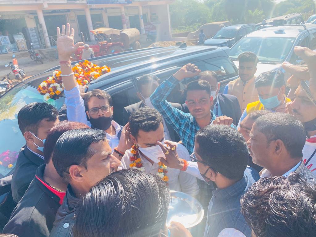 ks_chauhan23's tweet photo. कोलारस शिवपुरी में मंडल अध्यक्ष श्री शेखर धाकड़ जी, युवा मोर्चा जिला अध्यक्ष श्री मुकेश चौहान जी व श्री प्रदीप धाकड़ जी
के नेतृत्व में दिये गए सम्मान और स्नेह के लिये आभार।
 इस अवसर पर कार्यकर्ता बंधुओं को सम्बोधित किया। https://t.co/XC4DFJ8ojA